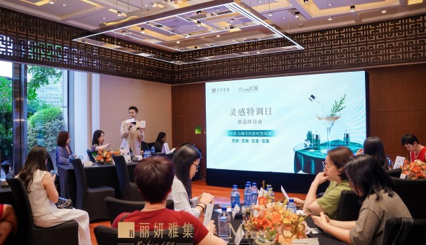 院线级奢养精华液 | 丽妍雅集旗下密朵叶Mined’OR重磅发布至奢系列大绿瓶